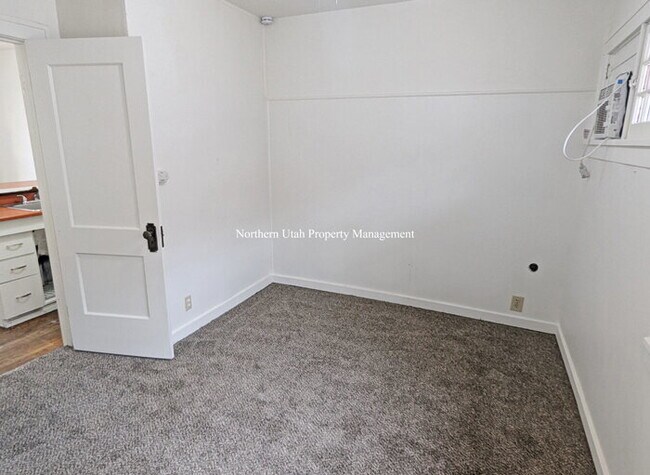 Building Photo - 1 Bed 1 Bath Unit