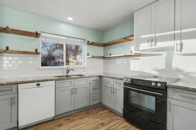 Building Photo - Conveniently Located 2BR with Large Yard