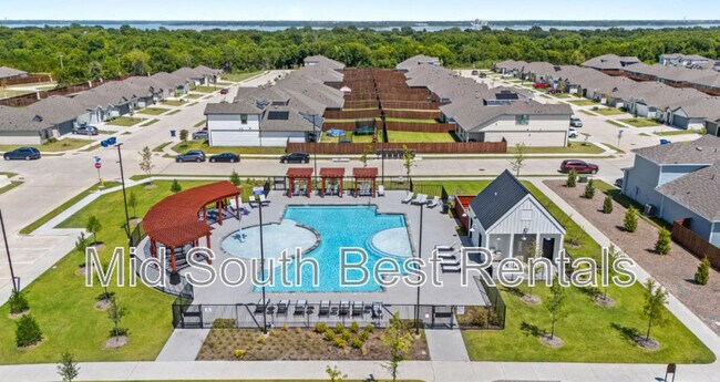 Building Photo - 220 Redwood Rd