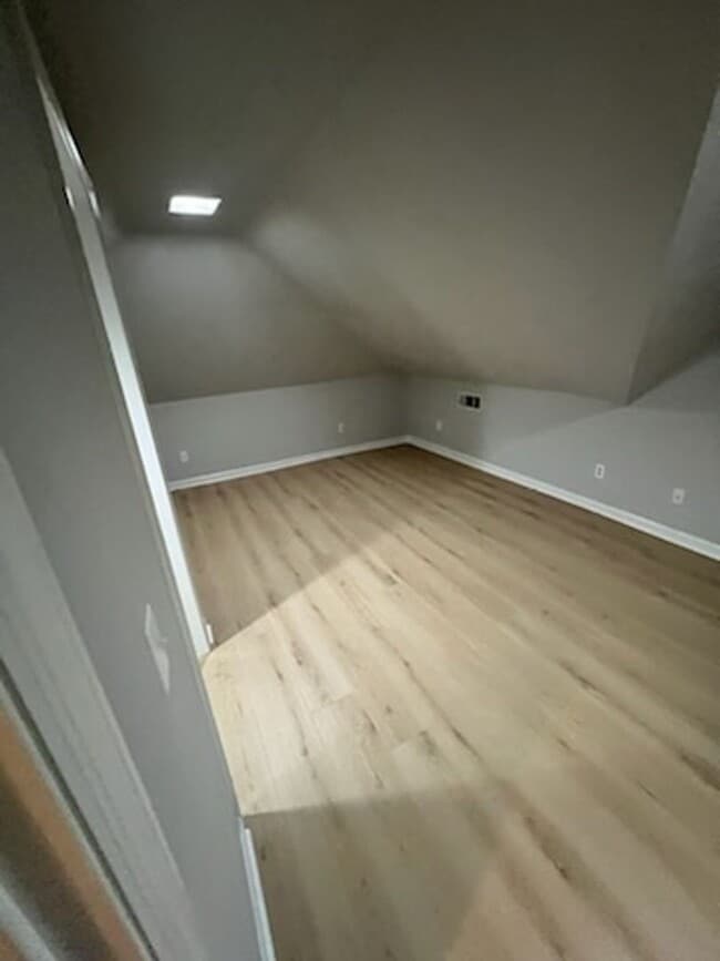 Building Photo - 670 Ridgewood Ave