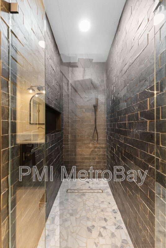 Building Photo - 4939 Woodland Dr