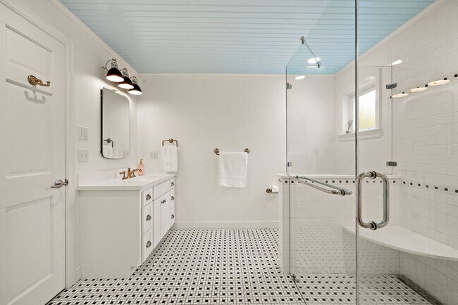 Building Photo - 15 Arapahoe Rd