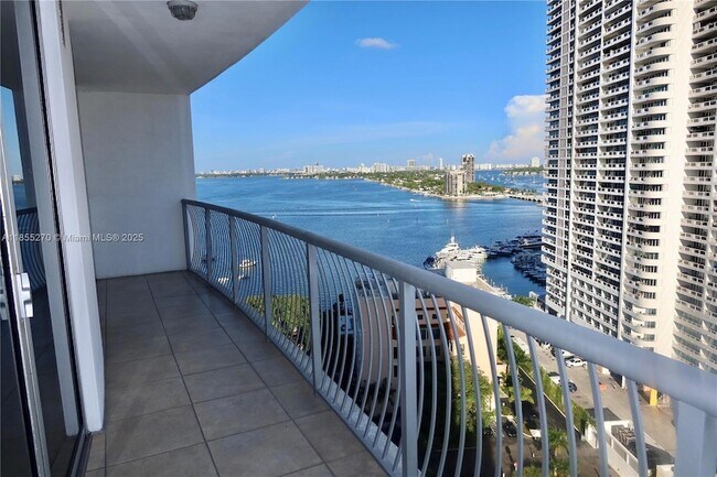 Building Photo - 1750 N Bayshore Dr
