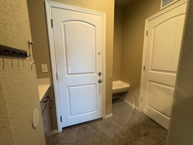 Building Photo - Living by the Lake! 3 bed, 2.5 bath, 3 car...