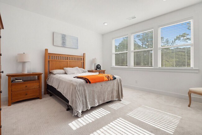 Building Photo - Stunning Like-New Townhome in Prime South Durham Location!
