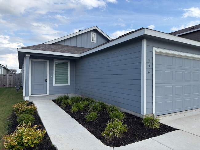 Building Photo - Three bed two bath two car garage in Sunset Oaks community.