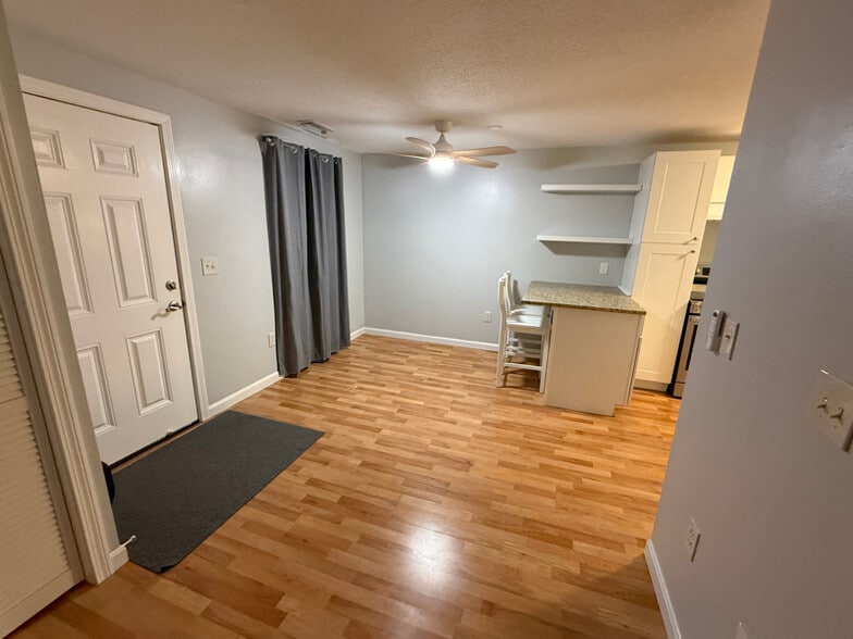 Building Photo - 105 Elmwood Dr