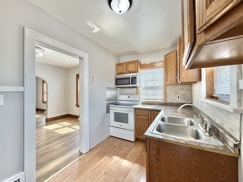 Building Photo - 1212 Center Ave