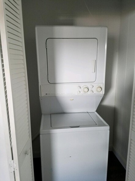 Building Photo - 12 Church St