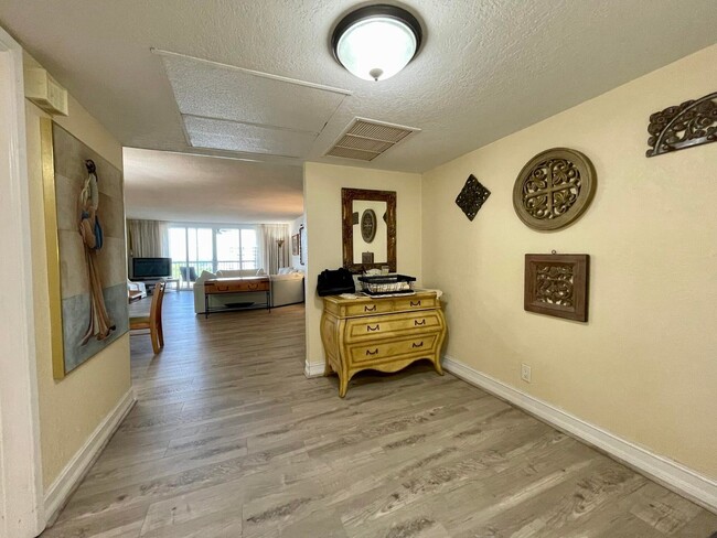 Building Photo - 3051 N Course Dr