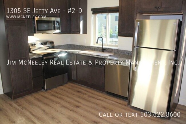 Building Photo - Upper level 2 bed/ 1 bath w/ 1 Assigned Pa...