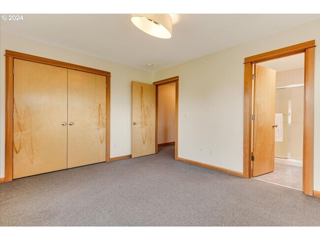 Building Photo - Charming 3-Bed, 2.5-Bath Townhome with Private Patio, Open Floor Plan, and Prime King Neighborhoo...