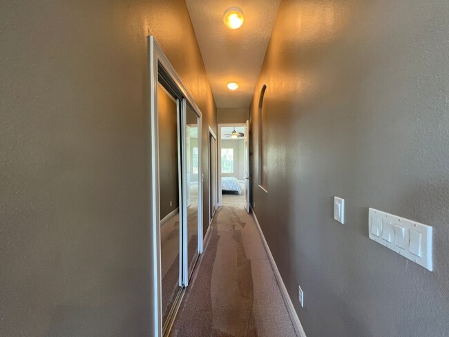 Building Photo - Beautiful 5 Bed 4 Bath Pool Home in the gu...