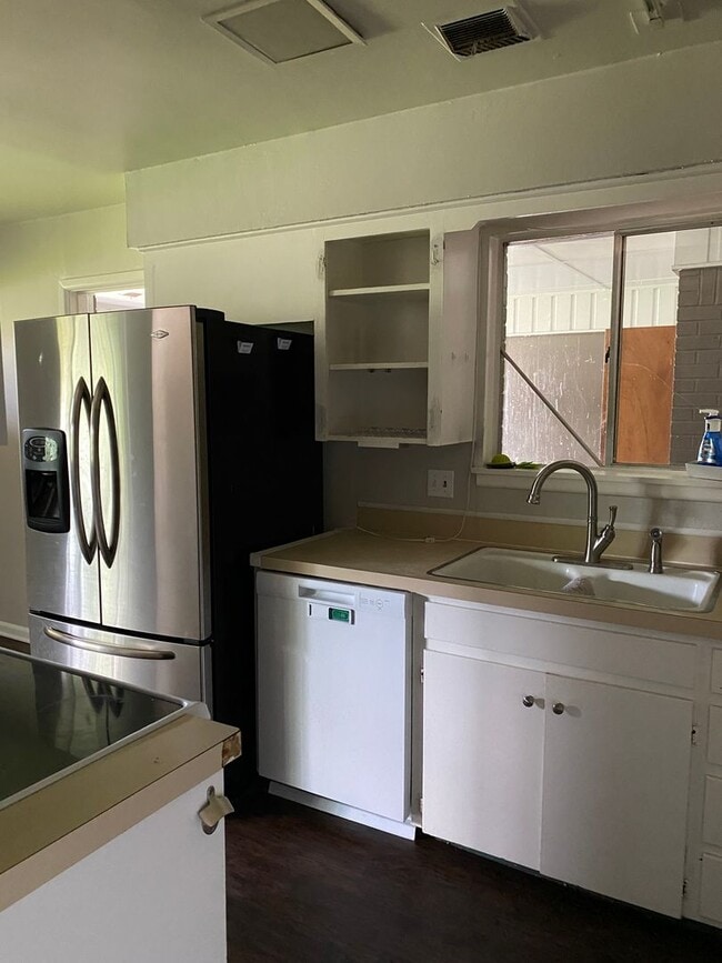 Building Photo - This is a 3 bedroom 1.5 bathroom home with...