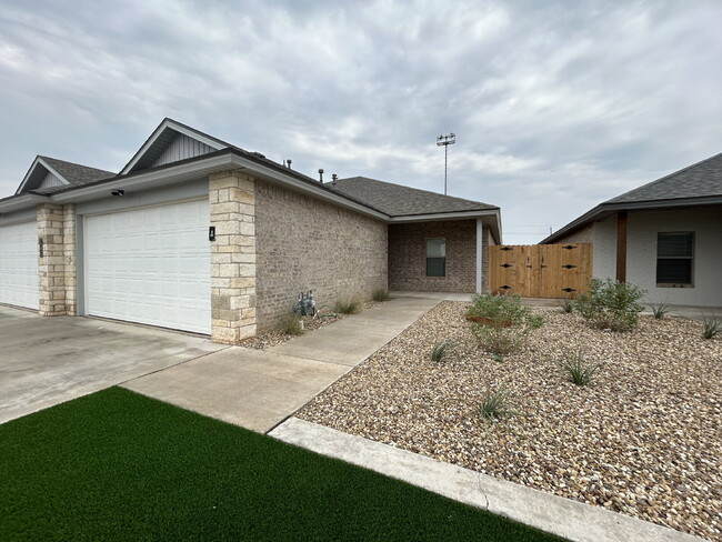 Building Photo - Brand New Duplex in Frenship East!