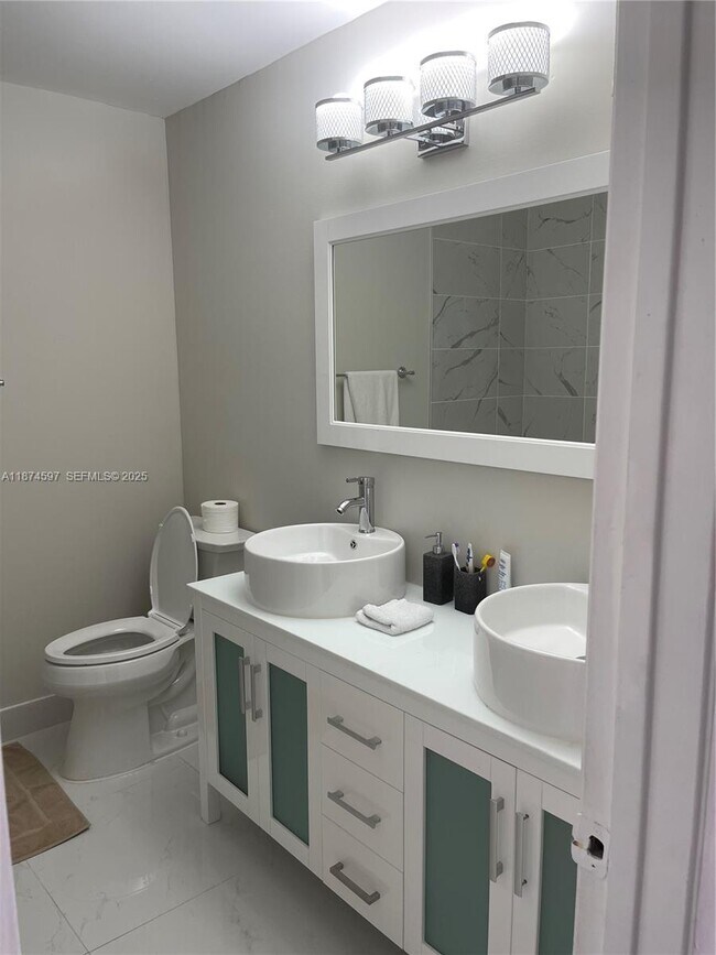 Building Photo - 8203 9th Ct