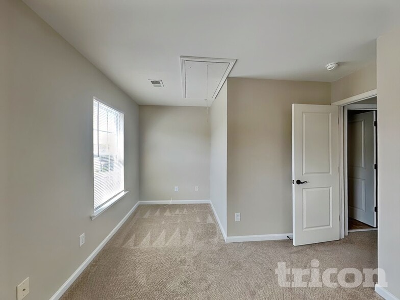 Building Photo - 651 Braekel Way