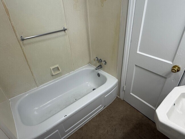 Building Photo - Nice 2 bedroom, 1 bath Duplex located in N...