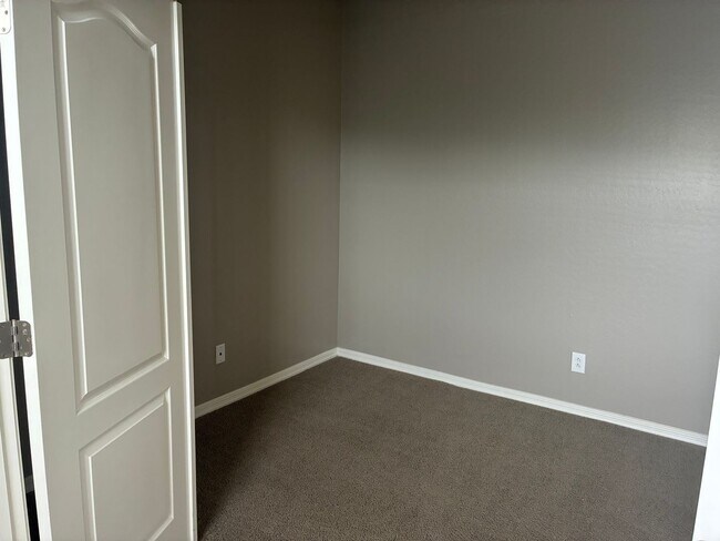 Building Photo - Special **BEAUTIFUL 3 BEDROOM/3 BATHROOM HOME LOCATED IN EASTMARK (ELLSWORTH & RAY)**
