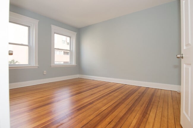 Building Photo - Large 4 Bed 2 Bath 15mins to BU on the "B" Line