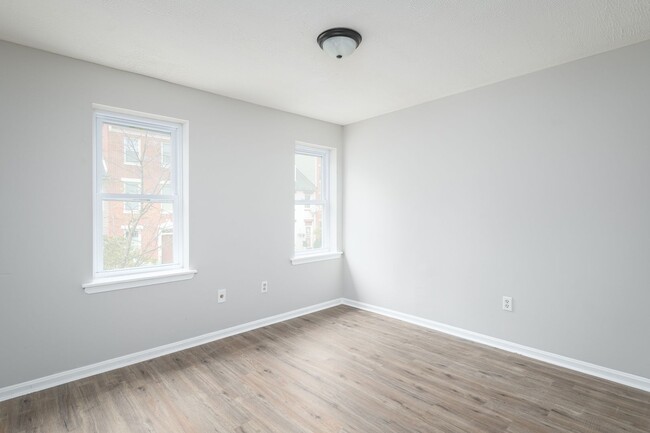 Building Photo - TAKE A SECOND LOOK AT THIS END-UNIT TOWNHOME