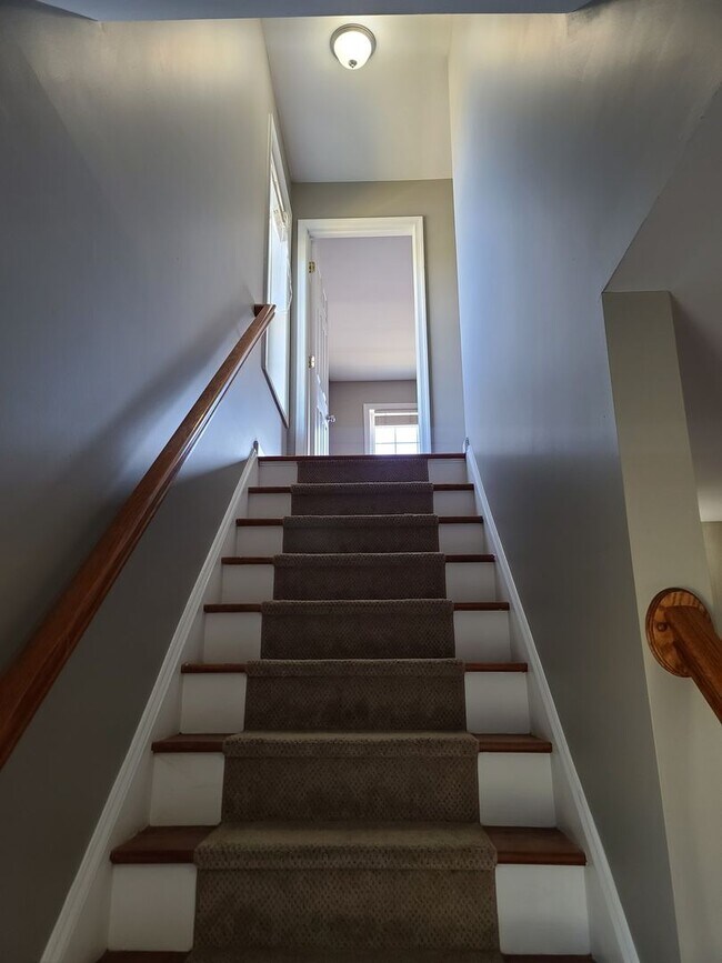 Building Photo - 3 Bedroom 2 1/2 bath end unit Townhome for Rent in Waynesboro