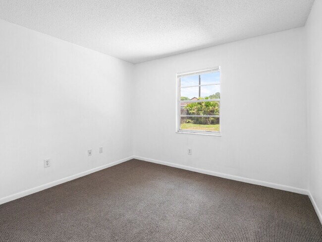 Building Photo - Well-maintained 3-bedroom, 2-bath, large back yard!