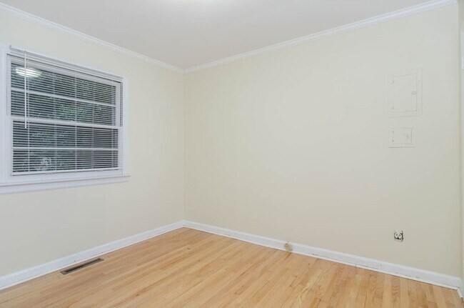 Building Photo - 626 S Kerr Ave