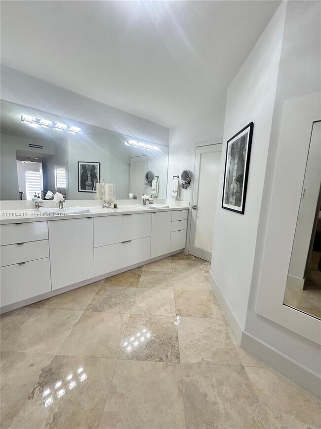 Building Photo - 9225 Collins Ave