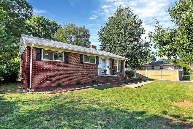 Building Photo - Charming 3BD/2BA Ranch in Selwyn Park!