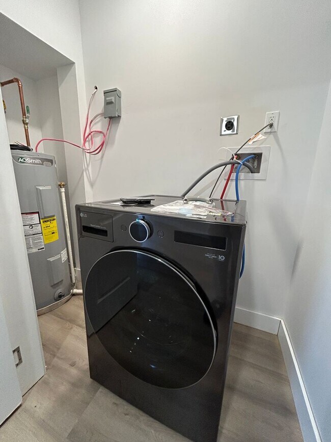 Building Photo - 2104 Reed St