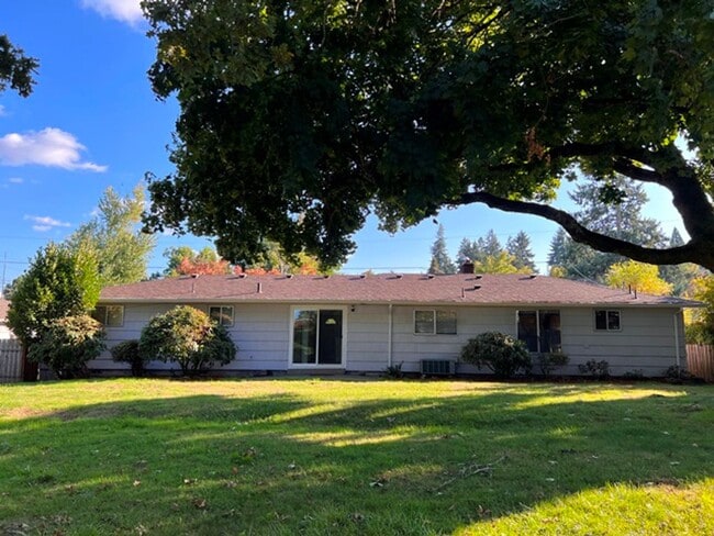 Building Photo - 3Bd/2Ba Single Story House - Available To ...
