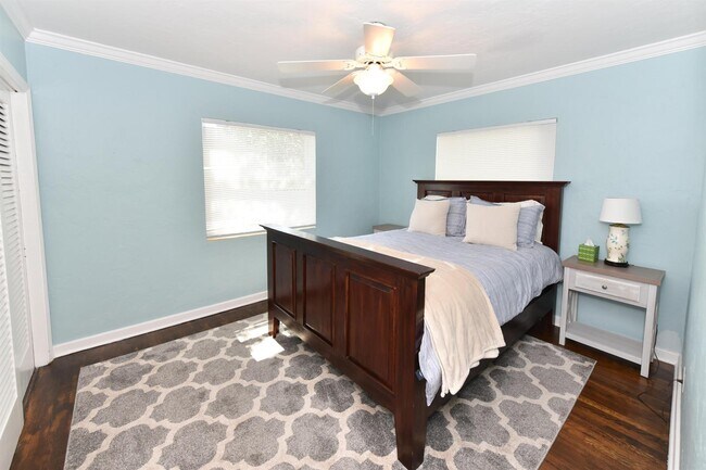 Building Photo - 340 Russlyn Dr