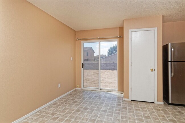 Building Photo - Comfy and Compact 3 BR Home!