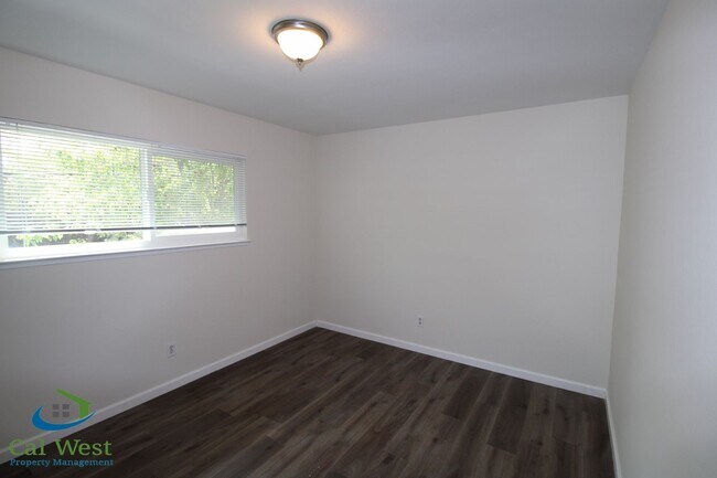 Building Photo - $2495 - 2 Bed 1.5 Remodeled 2 Story Towhn Home Near Keily and Saratoga