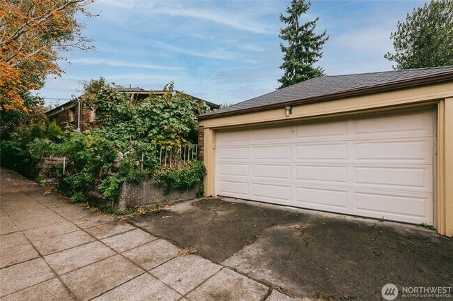 Building Photo - Charming 1940s Classic Brick Home