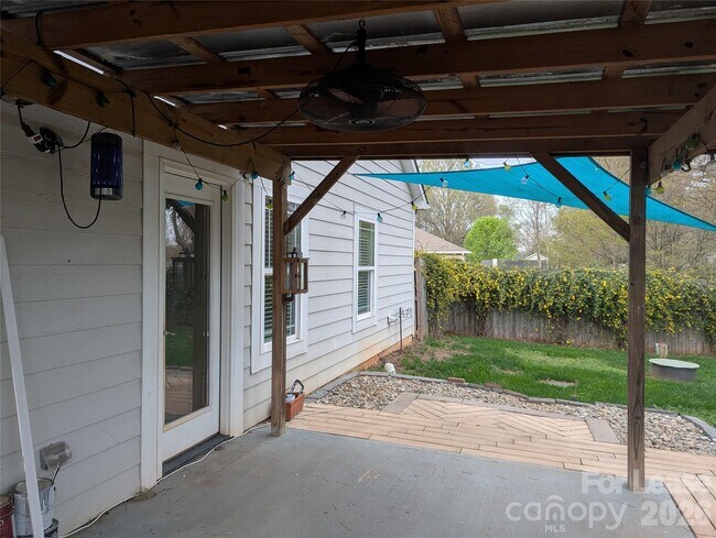 Building Photo - 113 Mainview Dr