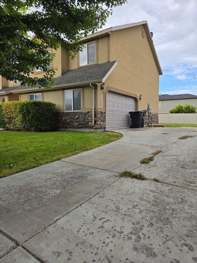 Building Photo - Beautiful 4 Bedroom 2.5 Bath Townhome in S...