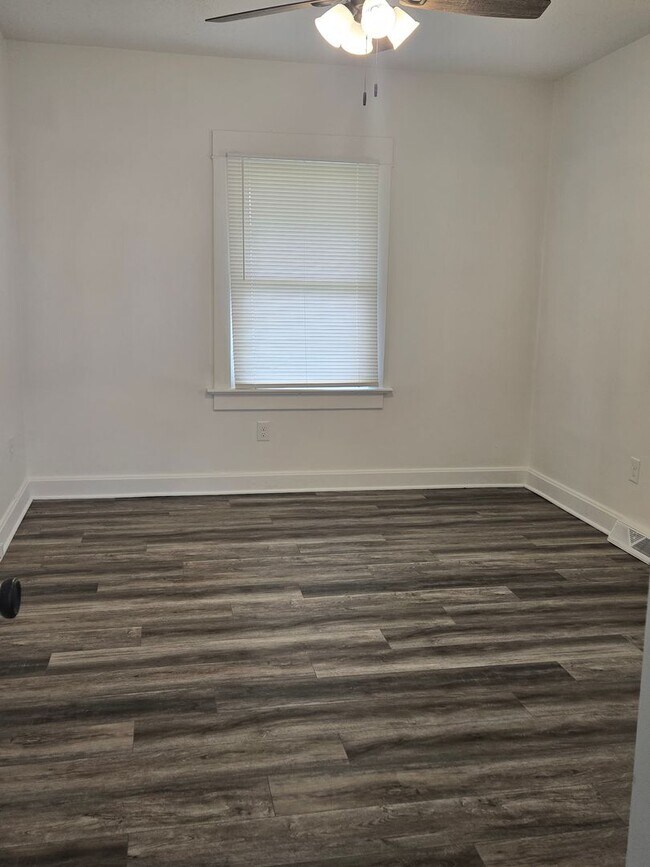 Building Photo - Country living in the city!!!