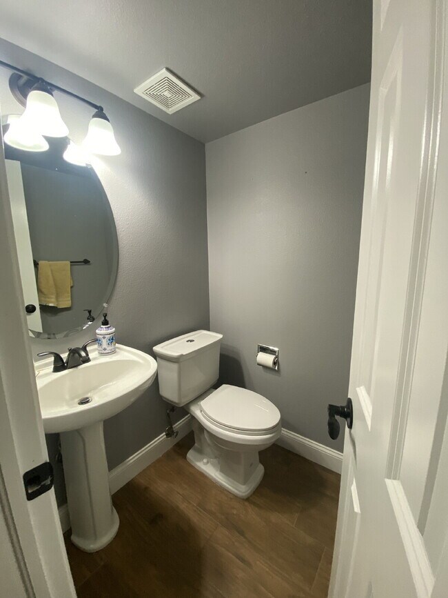 Building Photo - 5 bedroom - Oxbow