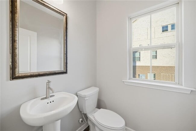 Building Photo - 318 Commons Ave