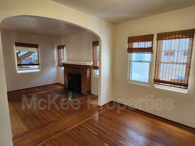 Building Photo - 907 9th St