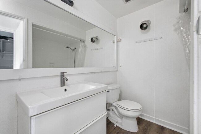 Building Photo - Stunning Echo Park 2 Bed / 1 Bath with Breathtaking Lake Views