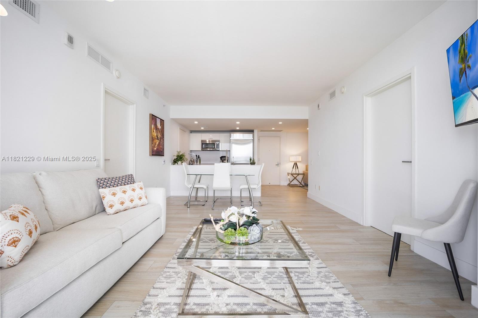 Building Photo - 1300 Brickell Bay Dr