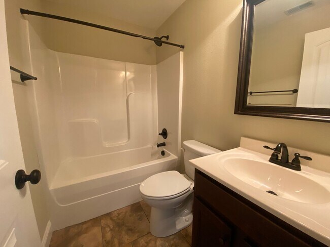Building Photo - 3 bedroom, 3 bathroom home located in Brus...