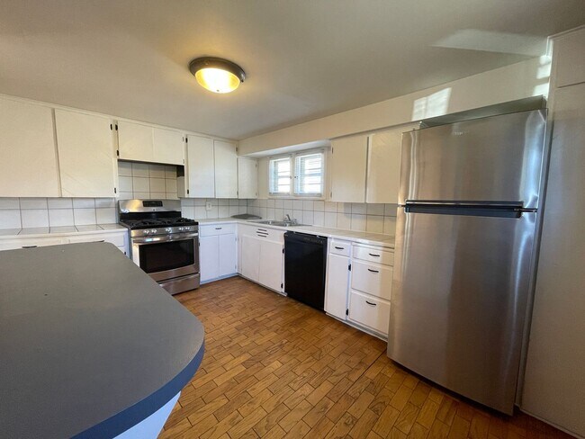 Building Photo - Adorable 2BR Carriage House Minutes from Downtown Mpls!