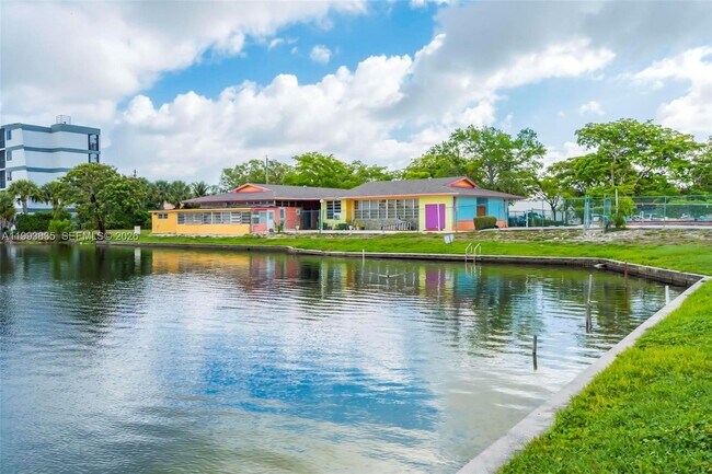 Building Photo - 285 NE 191st St