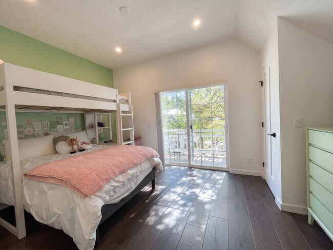 Building Photo - Furnished! In town! Walk to everything! Recently updated!