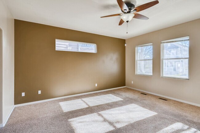 Building Photo - $2170 | 3BR / 3.5BA | Pet Friendly Townhou...