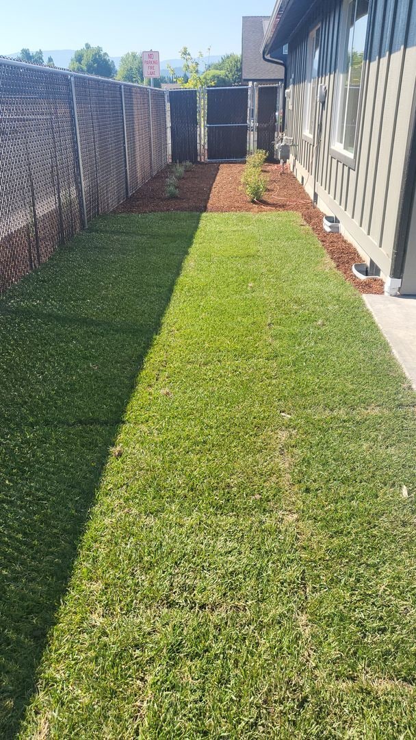 Building Photo - 3 bed 2 bath Single Family Home for Rent in Grants Pass